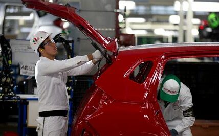 Trump propone arancel del 100% a autos mexicanos si es reelegido, impactando empleos y precios en la industria automotriz de ambos países.