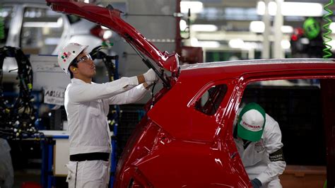 Trump propone arancel del 100% a autos mexicanos si es reelegido, impactando empleos y precios en la industria automotriz de ambos países.