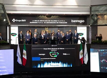 Celebrando 30 años, Banregio destaca en banca digital y apoyo a PyMEs con más de 150 sucursales en México. Innovación y compromiso impulsan su crecimiento.