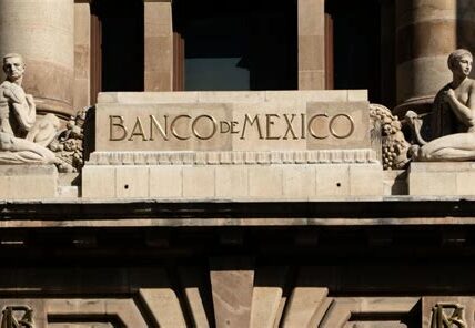 Banxico enfrenta un dilema crucial: bajar tasas de interés podría afectar la estabilidad económica. Prudencia es clave ante la incertidumbre global y la inflación persistente.