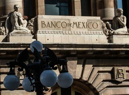 Banxico reduce su tasa de referencia a 4.50% para estimular el crecimiento y mitigar los efectos de la pandemia en la economía mexicana.