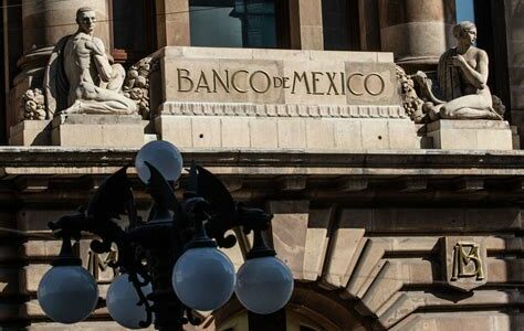 Banxico reduce su tasa de referencia a 4.50% para estimular el crecimiento y mitigar los efectos de la pandemia en la economía mexicana.