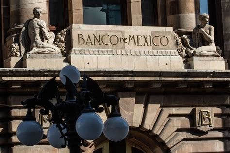 Banxico reduce su tasa de referencia a 4.50% para estimular el crecimiento y mitigar los efectos de la pandemia en la economía mexicana.