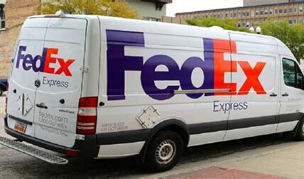 FedEx enfrenta una baja en ganancias debido a menor demanda de envíos prioritarios. Ajustan operaciones y optimizan eficiencia para mantenerse competitivos en el mercado global.