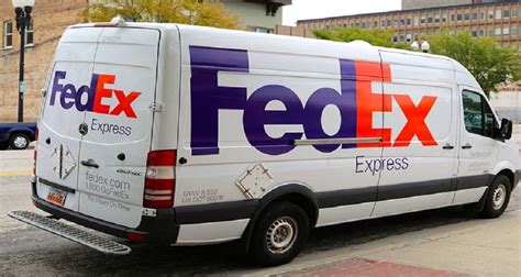 FedEx enfrenta una baja en ganancias debido a menor demanda de envíos prioritarios. Ajustan operaciones y optimizan eficiencia para mantenerse competitivos en el mercado global.