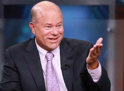 David Tepper apuesta por China invirtiendo en acciones tecnológicas, bonos gubernamentales y empresas industriales, confiando en la recuperación económica a pesar de las incertidumbres globales.