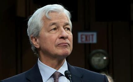 JPMorgan Chase desafía nuevas regulaciones financieras del gobierno estadounidense, argumentando que son demasiado restrictivas y perjudican su operación. El enfrentamiento podría llegar a los tribunales.