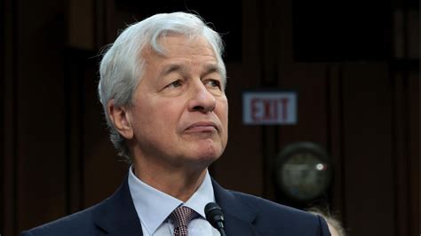 JPMorgan Chase desafía nuevas regulaciones financieras del gobierno estadounidense, argumentando que son demasiado restrictivas y perjudican su operación. El enfrentamiento podría llegar a los tribunales.