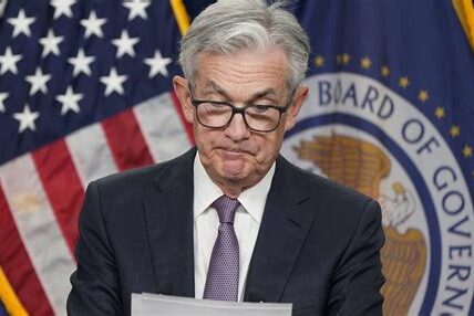 Jerome Powell destacó la resiliencia económica de EE.UU. pero advirtió sobre la inflación persistente y los retos laborales, subrayando la necesidad de políticas monetarias adaptativas.