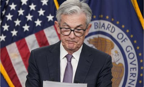 Jerome Powell destacó la resiliencia económica de EE.UU. pero advirtió sobre la inflación persistente y los retos laborales, subrayando la necesidad de políticas monetarias adaptativas.