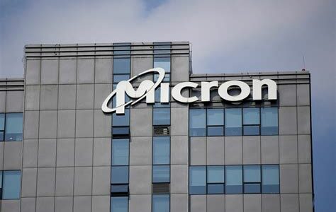 Micron sube un 3% por pronóstico optimista; Starbucks baja 2.3% por desafíos internacionales; CarMax cae 1.7% por menor demanda de autos usados.