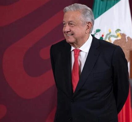 El presupuesto 2024 de AMLO refleja su compromiso con la austeridad, enfocándose en recortes operativos y mayor inversión en infraestructura y programas sociales.