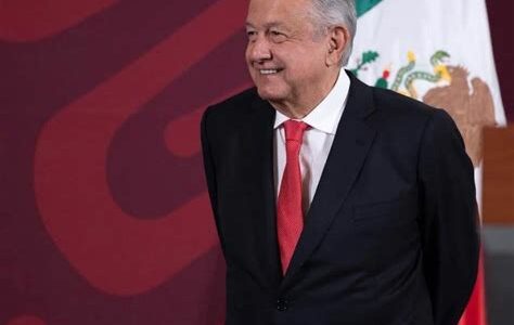 El presupuesto 2024 de AMLO refleja su compromiso con la austeridad, enfocándose en recortes operativos y mayor inversión en infraestructura y programas sociales.