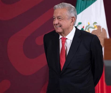 El presupuesto 2024 de AMLO refleja su compromiso con la austeridad, enfocándose en recortes operativos y mayor inversión en infraestructura y programas sociales.