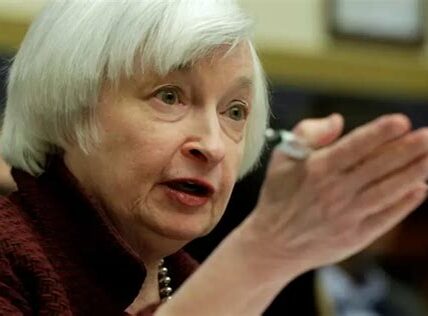 Janet Yellen advierte que reducir los requisitos de capital bancario pondría en riesgo la estabilidad financiera y podría aumentar la vulnerabilidad a futuras crisis.