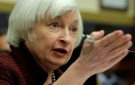 Janet Yellen advierte que reducir los requisitos de capital bancario pondría en riesgo la estabilidad financiera y podría aumentar la vulnerabilidad a futuras crisis.