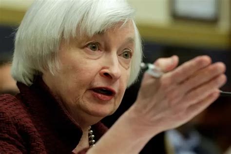 Janet Yellen advierte que reducir los requisitos de capital bancario pondría en riesgo la estabilidad financiera y podría aumentar la vulnerabilidad a futuras crisis.