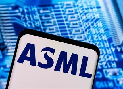 ASML enfrenta desafíos pero sigue creciendo, una oportunidad para invertir en el sector tecnológico. Monitorea su capacidad de innovación para aprovechar el potencial a largo plazo.