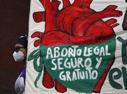 El acceso al aborto influye en la economía de las mujeres, impactando su estabilidad financiera y reduciendo el riesgo de pobreza.