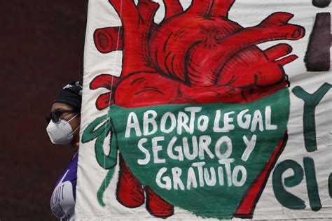 El acceso al aborto influye en la economía de las mujeres, impactando su estabilidad financiera y reduciendo el riesgo de pobreza.