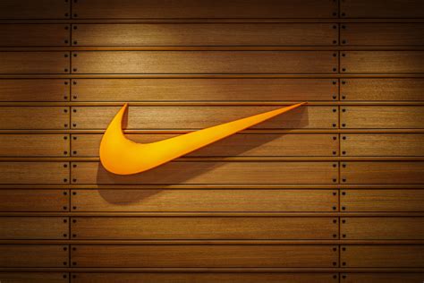 Acciones de Nike suben 2% tras optimismo en ventas. Zion Bancorp crece por ingresos sólidos. Nucor retrocede ante perspectivas inciertas en el mercado del acero.