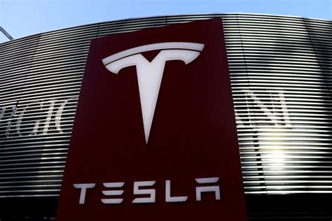 Tesla e IBM suben mientras Whirlpool enfrenta desafíos; el mercado refleja tanto optimismo como cautela ante resultados recientes.