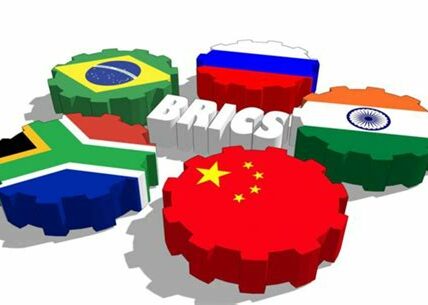 La expansión de los BRICS busca diversificar y fortalecer su influencia global, promoviendo un sistema financiero más equitativo y menos dependiente del dólar estadounidense.