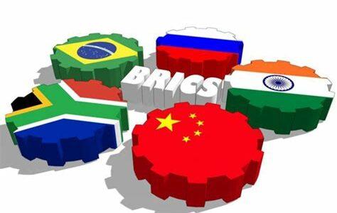 La expansión de los BRICS busca diversificar y fortalecer su influencia global, promoviendo un sistema financiero más equitativo y menos dependiente del dólar estadounidense.