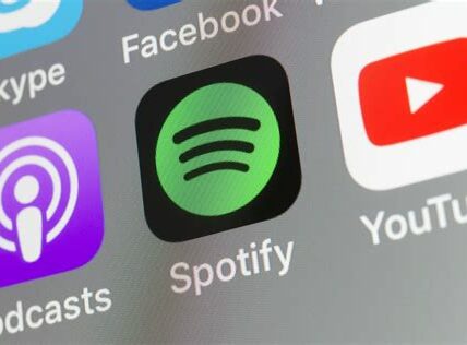 Inversionistas observan a Spotify ante su reporte de ganancias; aumenta el interés en opciones por anticipación de movimientos en acciones.