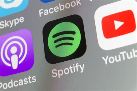 Inversionistas observan a Spotify ante su reporte de ganancias; aumenta el interés en opciones por anticipación de movimientos en acciones.