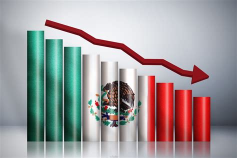 La economía mexicana enfrenta desafíos por el clima y el comercio, pero sectores secundarios y terciarios ofrecen esperanza para la recuperación.