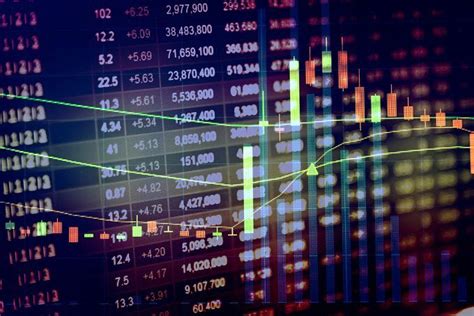 Movimientos relevantes en el mercado: DexCom sube por ingresos sobresalientes; Carrier baja por ganancias menores; Skechers crece por ventas internacionales; Capital One fluctúa ligeramente.