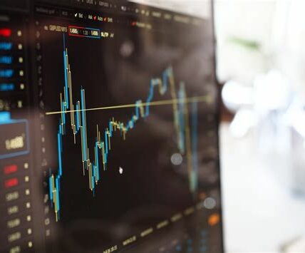 Empresas como Elevance Health y TSMC brillan en el premarket, mientras que Lucid Group enfrenta desafíos. Oportunidades y riesgos para inversionistas al abrirse los mercados.