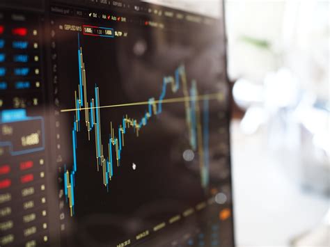 Empresas como Elevance Health y TSMC brillan en el premarket, mientras que Lucid Group enfrenta desafíos. Oportunidades y riesgos para inversionistas al abrirse los mercados.