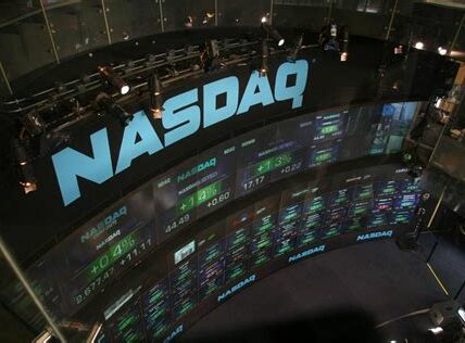 El Nasdaq 100 muestra optimismo gracias a la tecnología, pero la inflación y la política global exigen cautela.