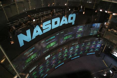 El Nasdaq 100 muestra optimismo gracias a la tecnología, pero la inflación y la política global exigen cautela.