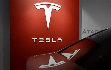 Tesla enfrenta retos significativos por el retraso de los robotaxis, afectando sus acciones y aumentando la incertidumbre sobre su futuro tecnológico y financiero.