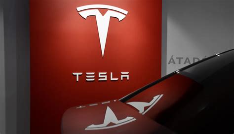 Tesla enfrenta retos significativos por el retraso de los robotaxis, afectando sus acciones y aumentando la incertidumbre sobre su futuro tecnológico y financiero.