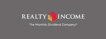 Realty Income ofrece dividendos mensuales y estabilidad financiera con más de 12,000 propiedades, atrayendo a inversores interesados en ingresos pasivos constantes y diversificación geográfica.