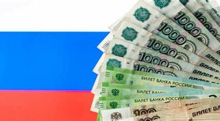 La caída del rublo ruso refleja desafíos económicos internos y externos, impactando su estabilidad y generando preocupaciones inflacionarias en Rusia.