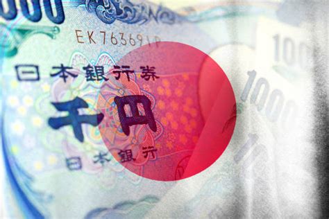 La incertidumbre política en Japón debilita al yen, mientras que el dólar observa datos económicos clave para definir su rumbo a corto plazo.