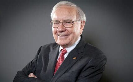 Apple se destaca en el portafolio de Buffett gracias a su crecimiento constante y sólido; su lealtad de clientes y diversificación la hacen una inversión atractiva.