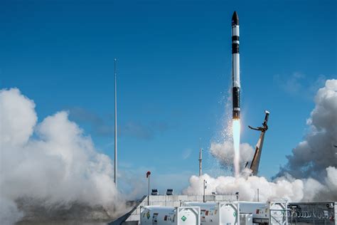 ¿Rocket Lab podrá mantener su ascenso y alcanzar la rentabilidad? Descubre sus desafíos y el potencial del mercado aeroespacial.