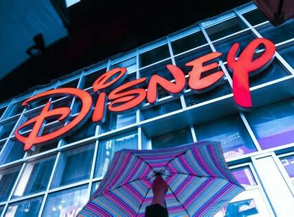 Disney revitaliza su estrategia de streaming, impulsando un crecimiento sólido en suscriptores e ingresos, y optimizando costos para aumentar el valor de mercado.