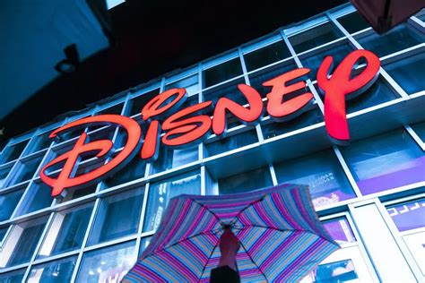 Disney revitaliza su estrategia de streaming, impulsando un crecimiento sólido en suscriptores e ingresos, y optimizando costos para aumentar el valor de mercado.