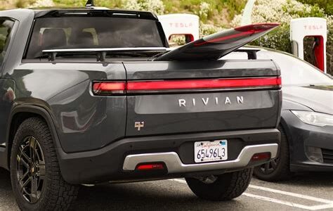 Rivian enfrenta amenazas políticas, pero sigue creciendo con confianza de inversionistas y un aumento de $6.6 mil millones en su capitalización de mercado.