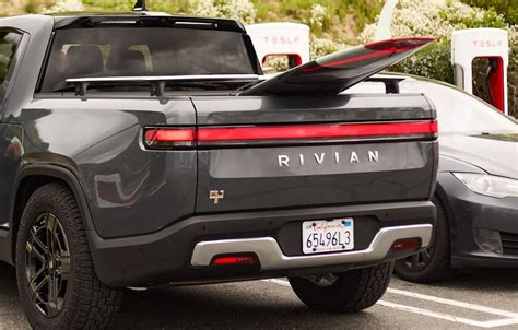 Rivian enfrenta amenazas políticas, pero sigue creciendo con confianza de inversionistas y un aumento de $6.6 mil millones en su capitalización de mercado.