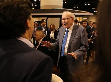 Berkshire Hathaway alcanza récord con más de 300,000 millones en efectivo, reflejando un enfoque prudente en venta de acciones y una pausa en recompras bajo la estrategia de Buffett.