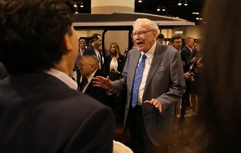 Berkshire Hathaway alcanza récord con más de 300,000 millones en efectivo, reflejando un enfoque prudente en venta de acciones y una pausa en recompras bajo la estrategia de Buffett.