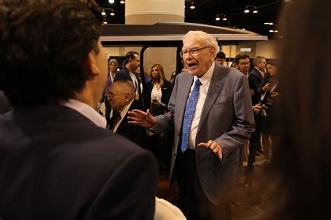 Berkshire Hathaway alcanza récord con más de 300,000 millones en efectivo, reflejando un enfoque prudente en venta de acciones y una pausa en recompras bajo la estrategia de Buffett.